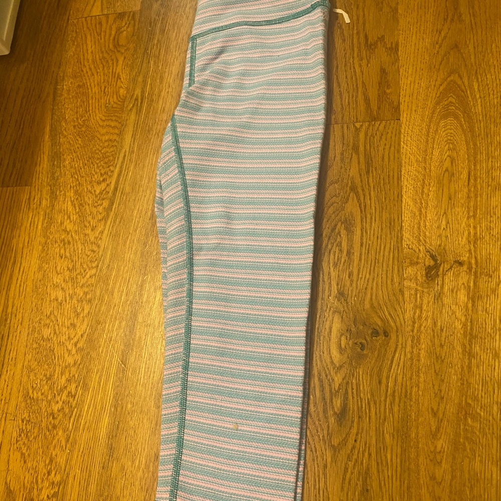 Ivivva size 10 pink and blue leggings. EUC no stains or flaws. Capri